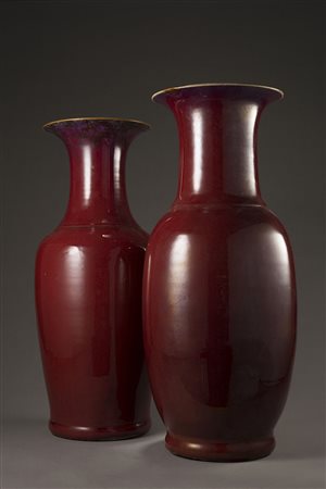 Due vasi a balaustro in rosso sangue di bue, con sfumature viola (uno con...