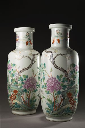 Coppia di vasi a cilindro in porcellana in Famiglia Rosa decorati con rami...