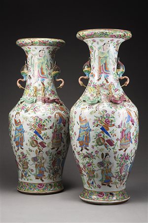 Coppia di vasi biansati in porcellana decorati a smalti della famiglia rosa...