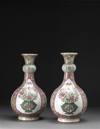 Coppia di vasi a bottiglia in porcellana Famiglia Rosa, il collo "a bocca...