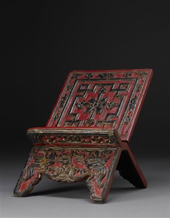 Leggio per bibbia ad un anta in lacca rossa e decorazioni dorate, l'anta...