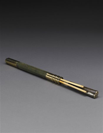 Set da cacciatore in osso e pelle conciata composto da un paio di bacchette e...