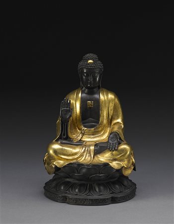 Buddha in bronzo seduto su doppio loto, le mani nella posizione di Abhaya,...
