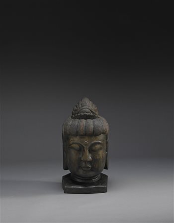 Testa in legno scolpito della divinità Kannon, con capelli tipicamente...