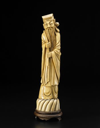 Scultura in avorio raffigurante un saggio dalla lunga barba e copricapo,...
