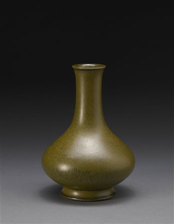 Vaso in porcellana di forma "biqi" con smalto di color verde "teadust",...