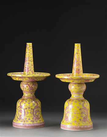 Due portacandele in porcellana con base a campana, decorati in rosa su fondo...
