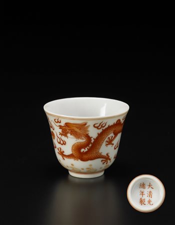 Piccola coppetta in porcellana decorata all'esterno in rosso ferro su fondo...