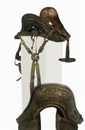 Antica sella tibetana in pelle con finimenti in metallo e bronzo traforati ed...