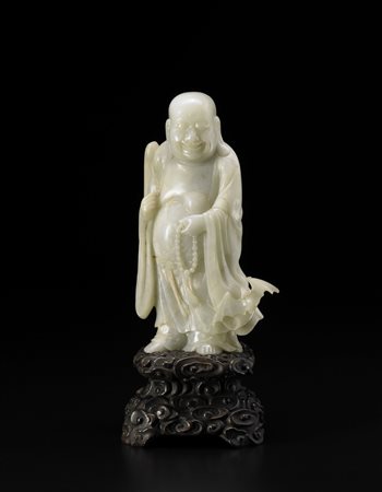 Budai in giada color celadon, raffigurato in piedi con una morbida tunica...