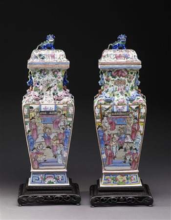 Coppia di vasi in porcellana a balaustro squadrato con coperchio sormontato...