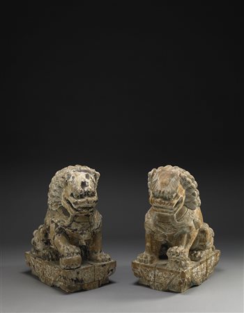Coppia di grandi leoni Buddhisti in legno intagliato, ciascuno raffigurato...