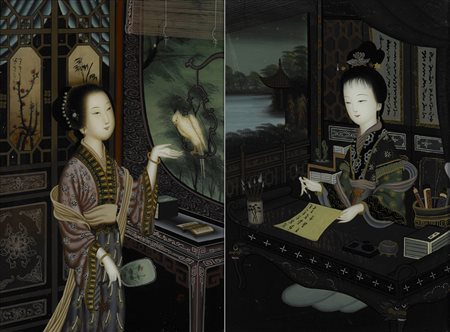 Due verre peint raffiguranti due dame elegantemente vestite all'interno di...