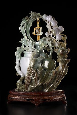 Gruppo scultoreo in giada composto di vasi di forma arcaica poggianti su...