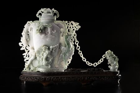 Gruppo scultoreo in giadeite composto da un vaso di forma arcaica con...
