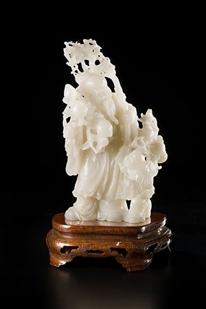 Scultura in giada bianca raffigurante il saggio Shoulao accompagnato da un...