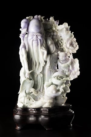 Grande scultura in giadeite raffigurante Shoulao accompagnato da due...