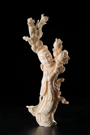 Statuetta in corallo rosa raffigurante una divinità femminile con lunghe...