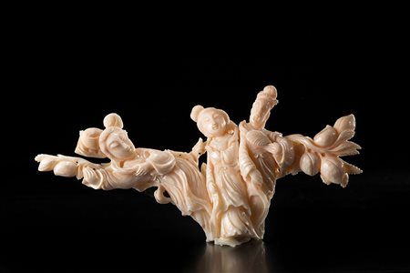 Piccolo gruppo in corallo rosa raffigurante tre divinità femminili con ramo...