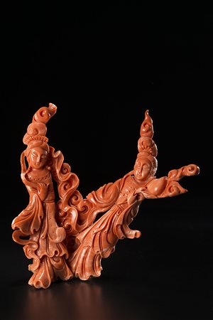 Piccola scultura in corallo di color rosso chiaro raffigurante due divinità...