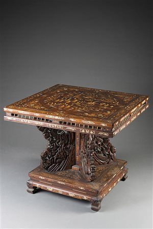 Tavolo quadrato riccamente intarsiato in osso con piano decorato al centro...