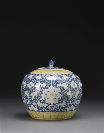 Piccola giara con coperchio in porcellana Famiglia Rosa su fondo blu,...