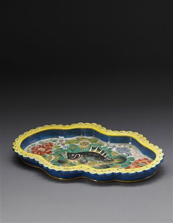 Vassoio in porcellana di forma lobata decorato in smalti colorati con una...
