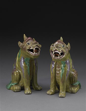Due piccole Qilin in porcellana smaltata in verde, turchese e violetto,...