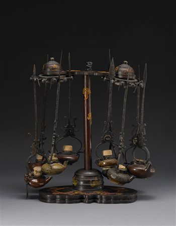 Nove lampade ad olio in terracotta con braccio in metallo ad arpione per...