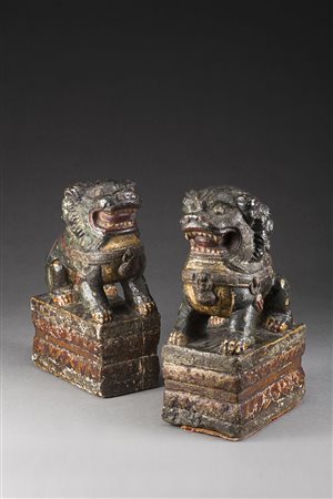 Due leoni buddhisti su base rettangolare con petali di loto scolpiti in...