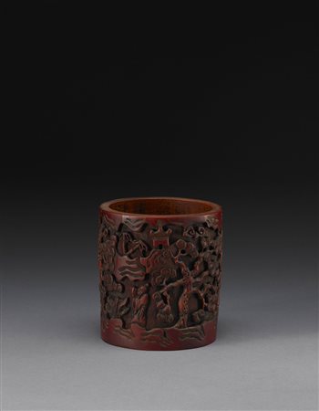 Portapennelli in legno intagliato e coorato in rosso, decorato con figure in...