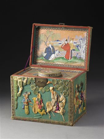 Scatola per il tè in legno rivestito di seta e decorato con figure policrome...