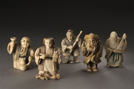 Gruppo di cinque netsuke in avorio dipinto raffiguranti cinque personaggi...