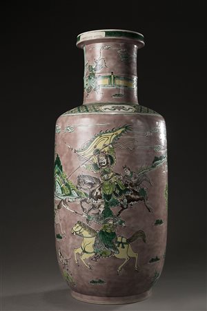 Vaso rouleau in porcellana famiglia verde su fondo café-au-lait decorato con...