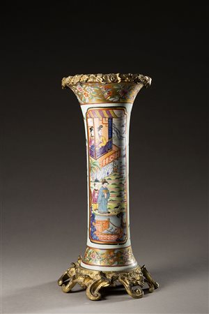 Vaso a tromba in porcellana famiglia rosa con figure e fiori su fondo celadon...