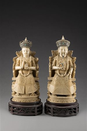 Coppia di statue in avorio raffiguranti l'imperatore e l'imperatrice assisi...