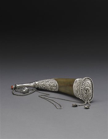 Contenitore per polvere sparo in corno di bufalo con finiture in argento...