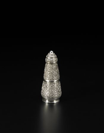 Piccola scatola in argento cesellato con motivi floreali Cambogia, prima metà...