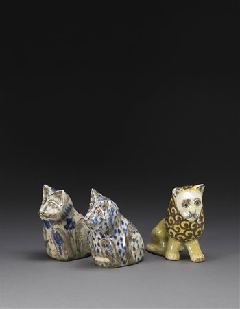 Tre gatti in terracotta Qajar, decorati sottocoperta con smalti decorati...