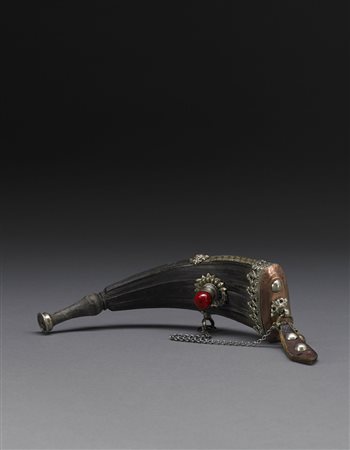 Contenitore per polvere sparo in corno di bufalo con finiture in argento...