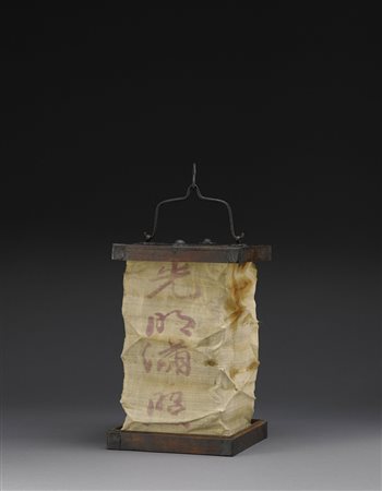 Lanterna in legno e carta A wood and paper lantern (cm 40x20x20)