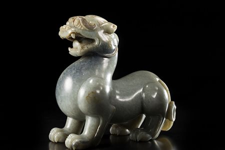 Scultura in giada nefrite di colore grigio lucente raffigurante una chimera...