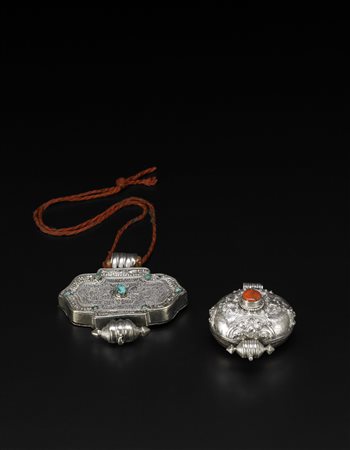 Due pendenti in argento, il primo in filigrana, di forma allungata con...