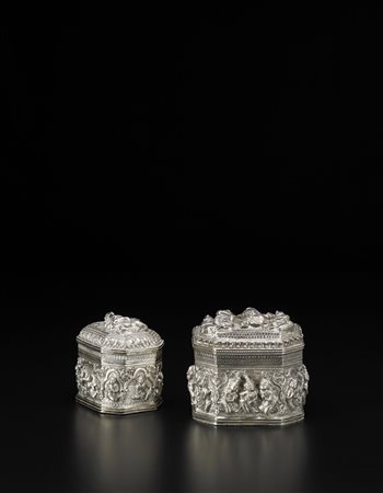 Due piccole scatole con coperchio in argento stampato, sbalzato e cesellato...