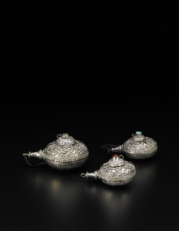 Tre snuff bottles in argento di firma circolare, lavorate a sbalzo e decorate...