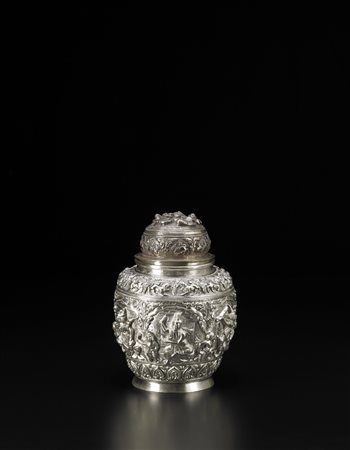 Piccola giara in argento con coperchio in argento stampato, sbalzato e...