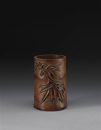 Portapennelli in bambù intagliato con rami e foglie di bambù Cina, inizi sec....