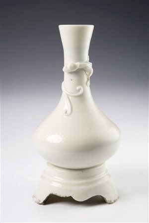 Vaso in porcellana a forma di bottiglia con pancia bassa e lungo collo...