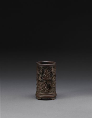 Portapennelli in resina intagliato e traforato, decorato con figure in...