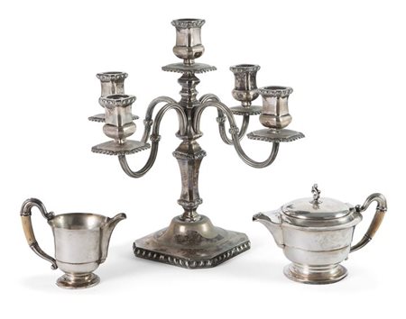 LOTTO DI TRE OGGETTI IN ARGENTO Peso gr 2000 Composto da: una teiera ed una...